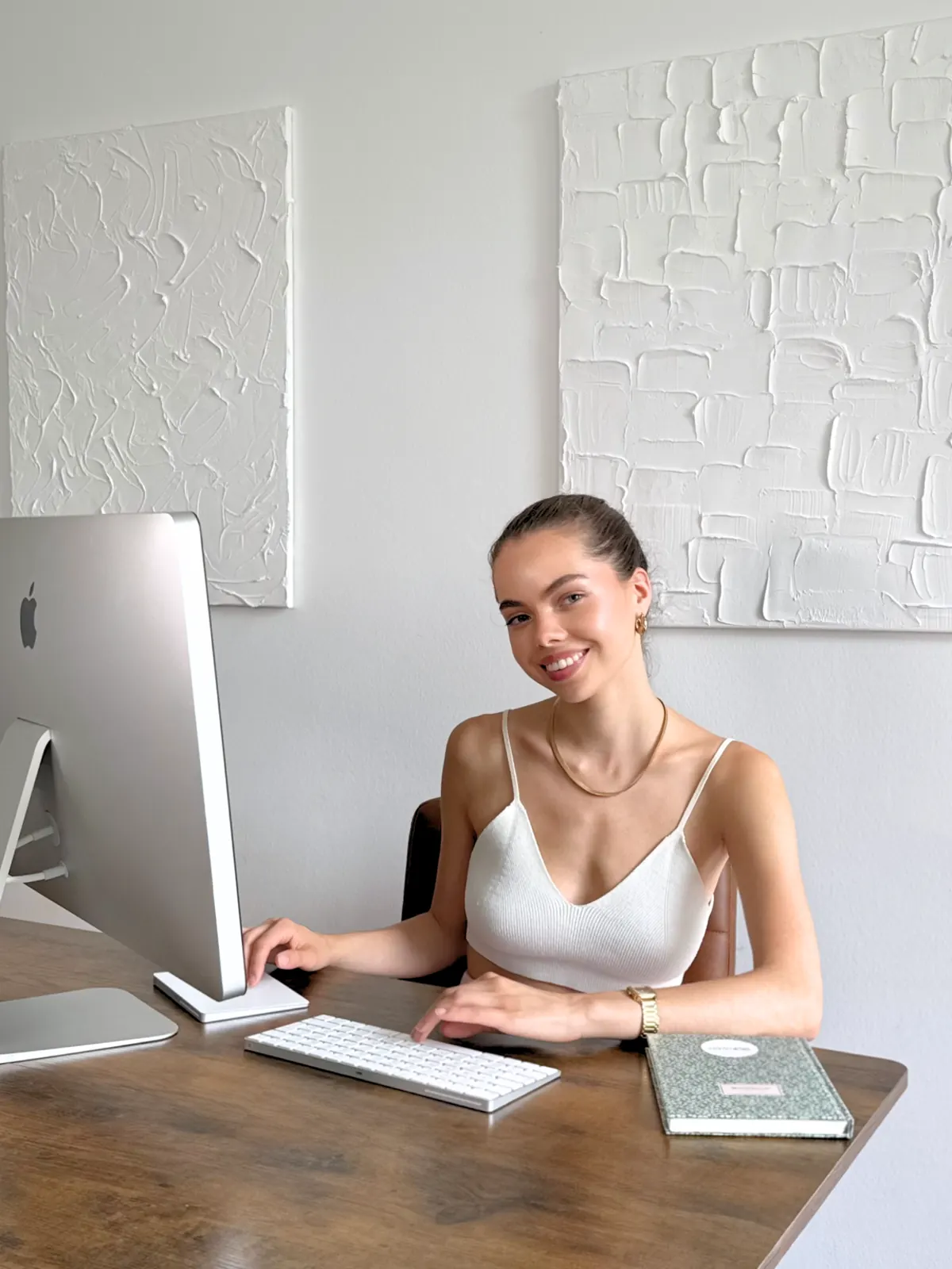Junge Frau am Schreibtisch mit iMac
