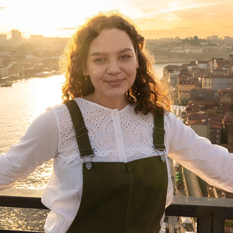 Lisa Maria Schreiber mit Kopftuch beim Essen auf einem Balkon, Travel und Vegan Lifestyle Creatorin
